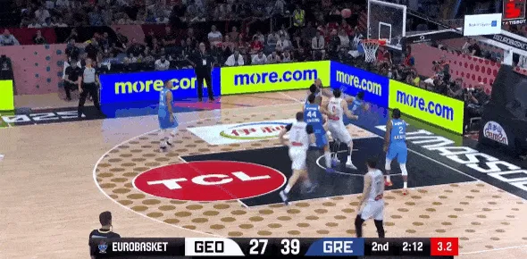 开云体育APP-强无敌！字母哥拼下篮板快攻反击连过2人，强硬上篮再命中