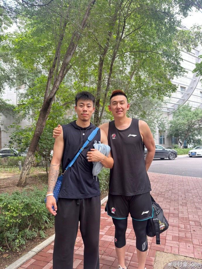 开云体育APP-付豪晒与张镇麟&amp;amp;刘雁宇等合照：人生总有很多分岔路口 祝开心顺利