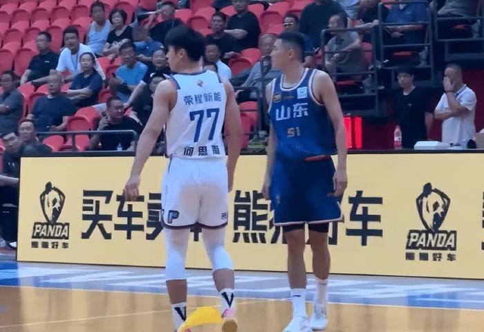 开云体育下载-山东捡到宝了！陈林坚山东首秀三分+突破齐爆，外线终于有期待了